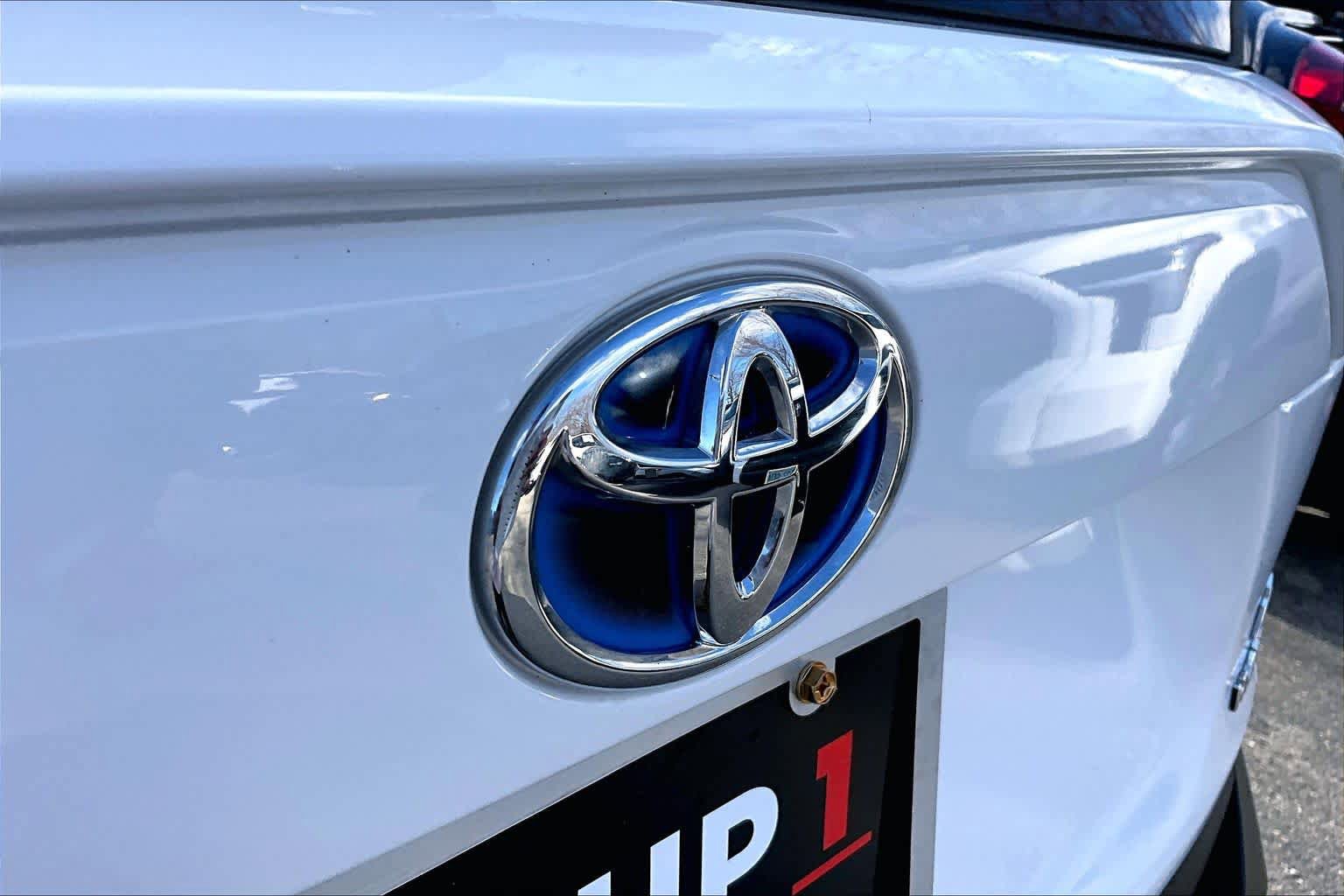 Certified 2021 Toyota RAV4 LE w/ Carpet Mat Package (TMS) AWD/4WD image 29