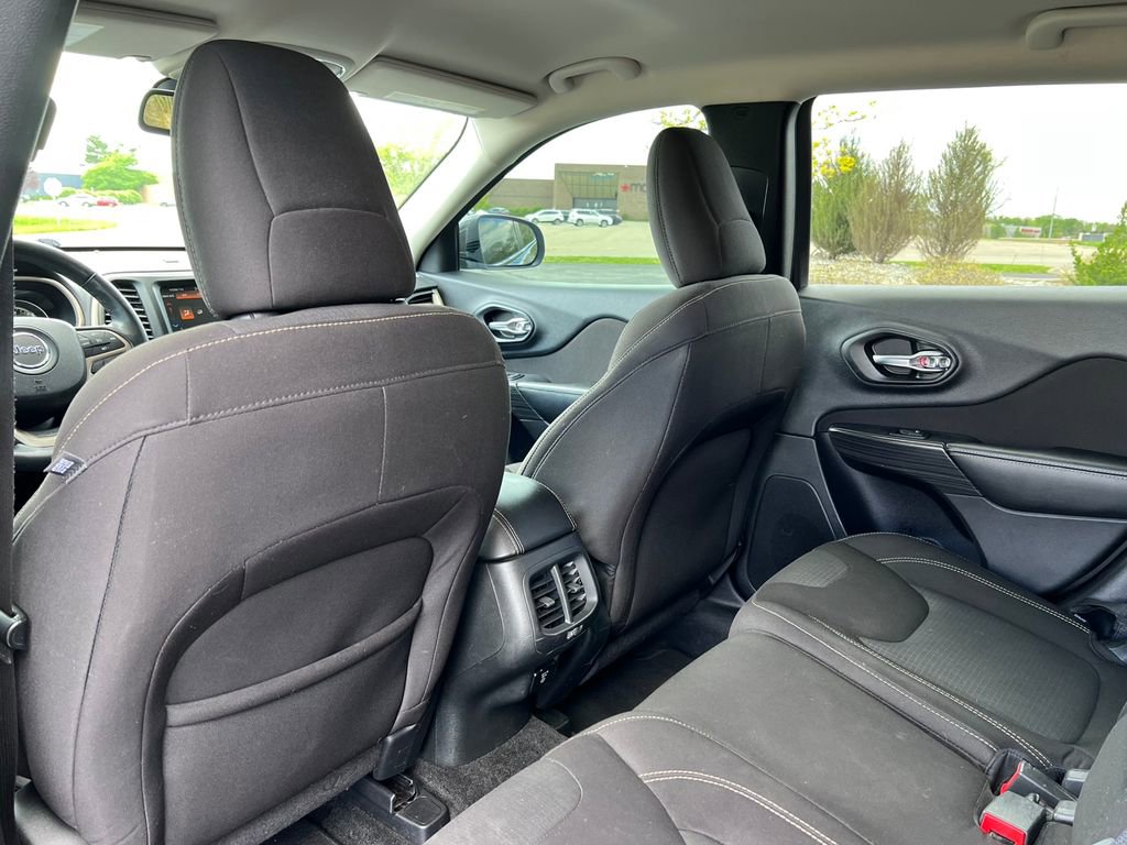 Used 2016 Jeep Cherokee Latitude AWD/4WD image 24