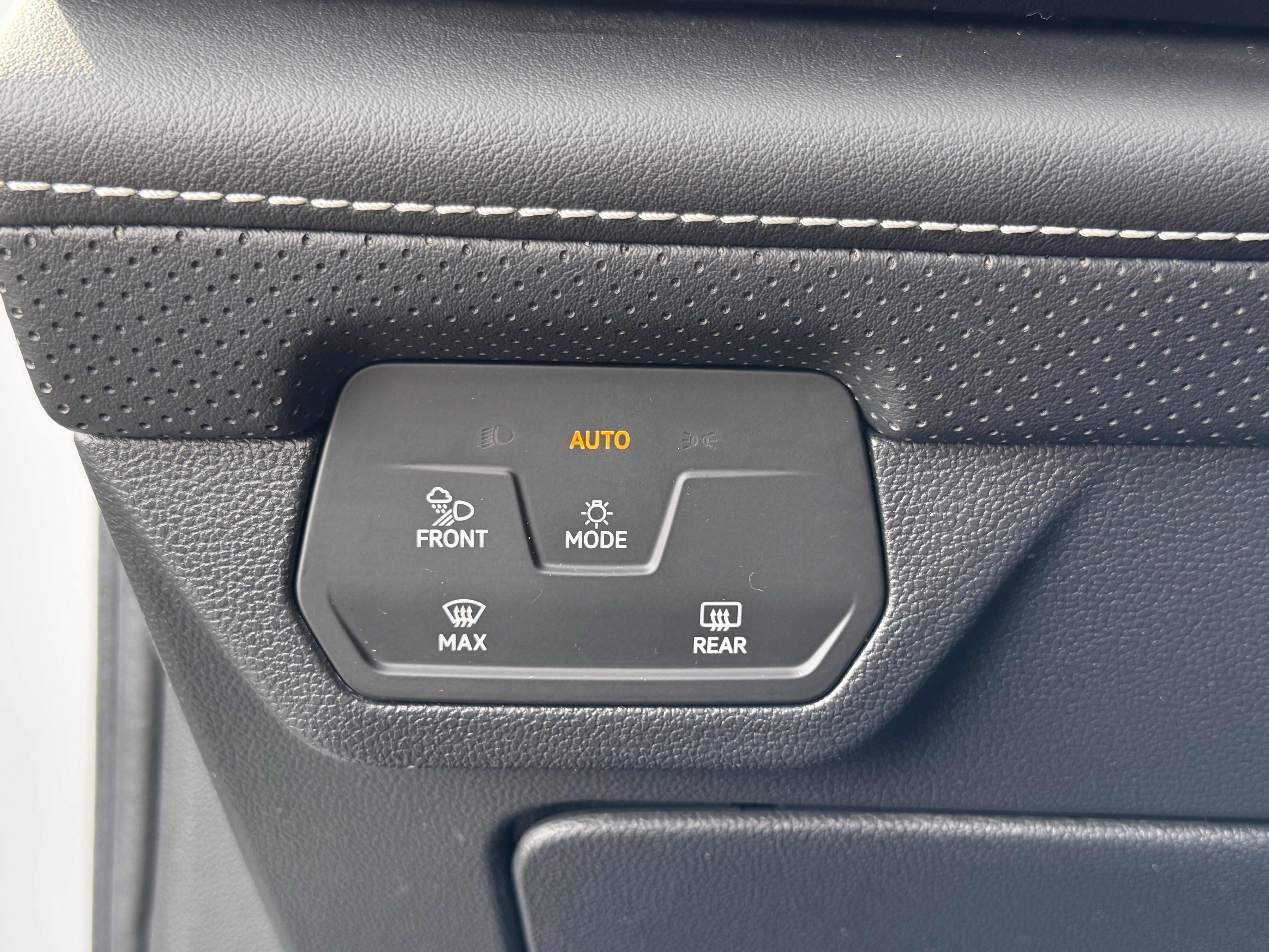 Used 2024 Volkswagen Atlas SE image 29