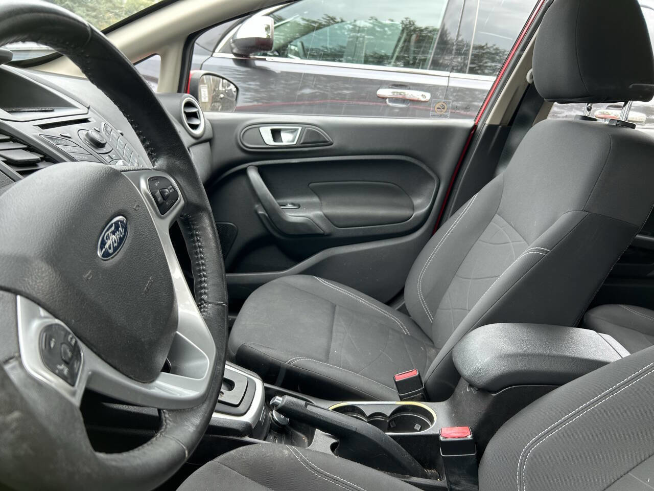 Used 2015 Ford Fiesta SE image 4