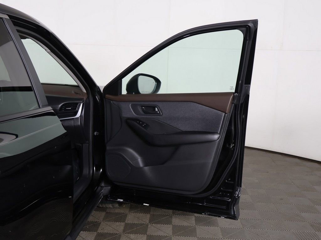 Used 2023 Nissan Rogue S AWD/4WD image 16