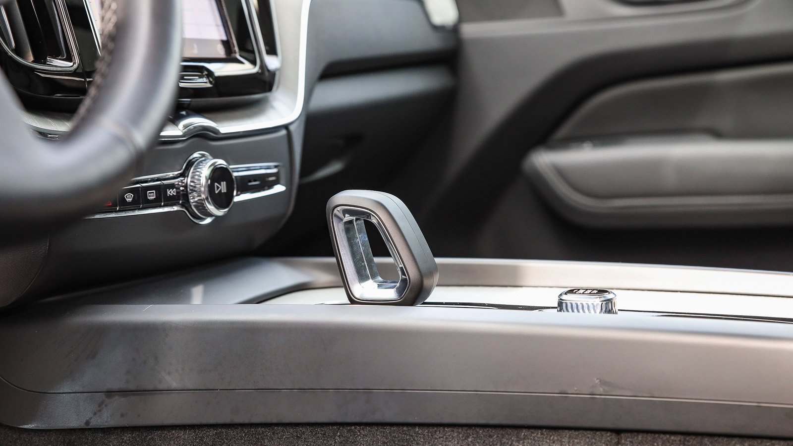 Used 2025 Volvo XC60 B5 Plus image 24