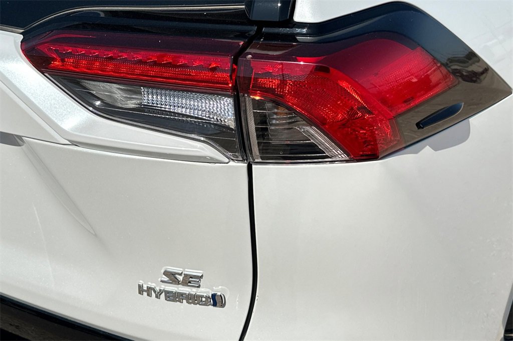 Used 2024 Toyota RAV4 SE image 29