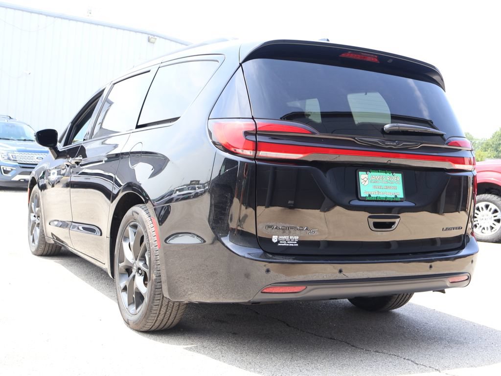 Used 2025 Chrysler Pacifica Limited FWD image 3
