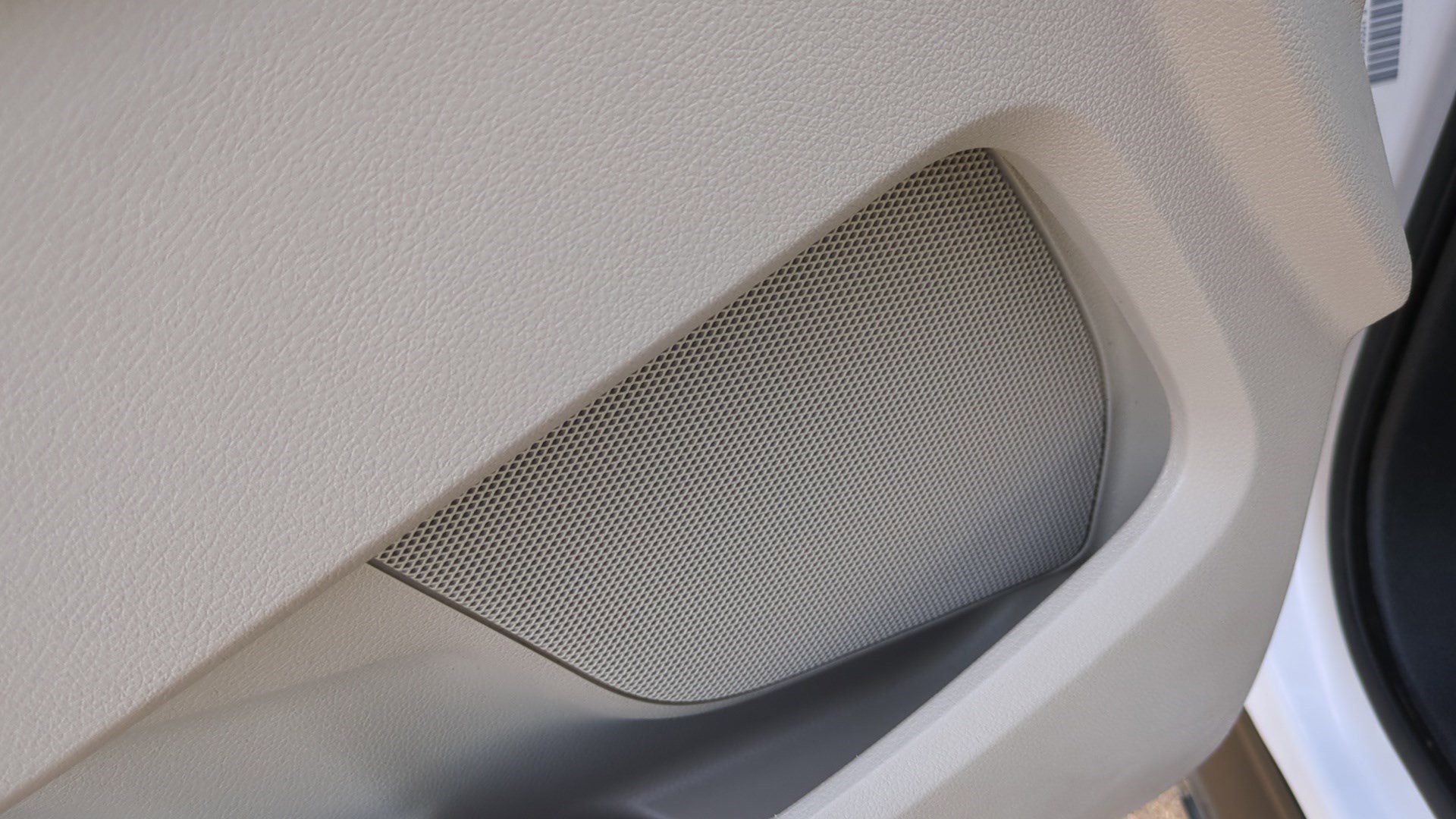 Used 2018 Ford Explorer XLT w/ Equipment Group 202A image 13