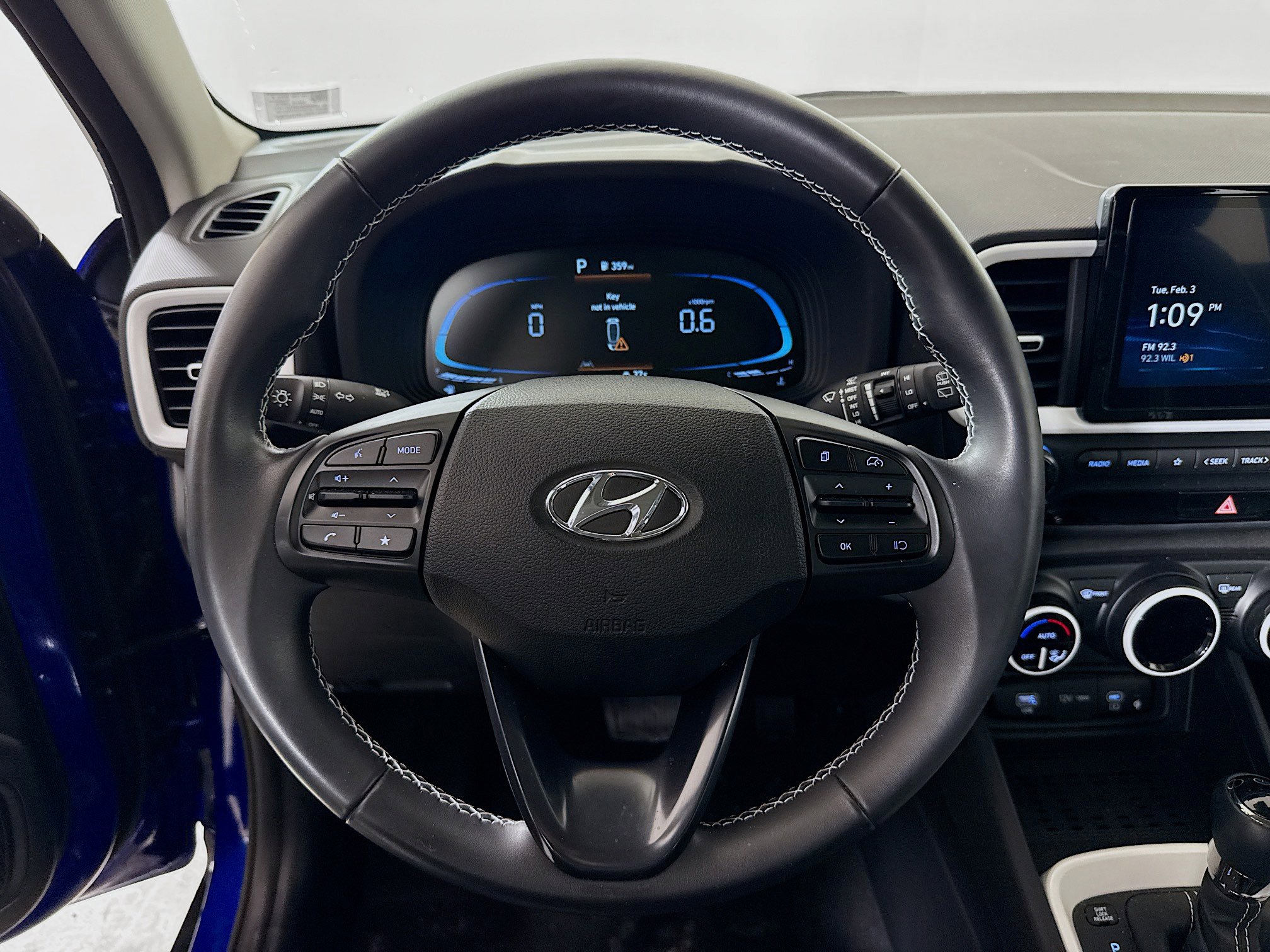 Used 2023 Hyundai Venue Limited image 12