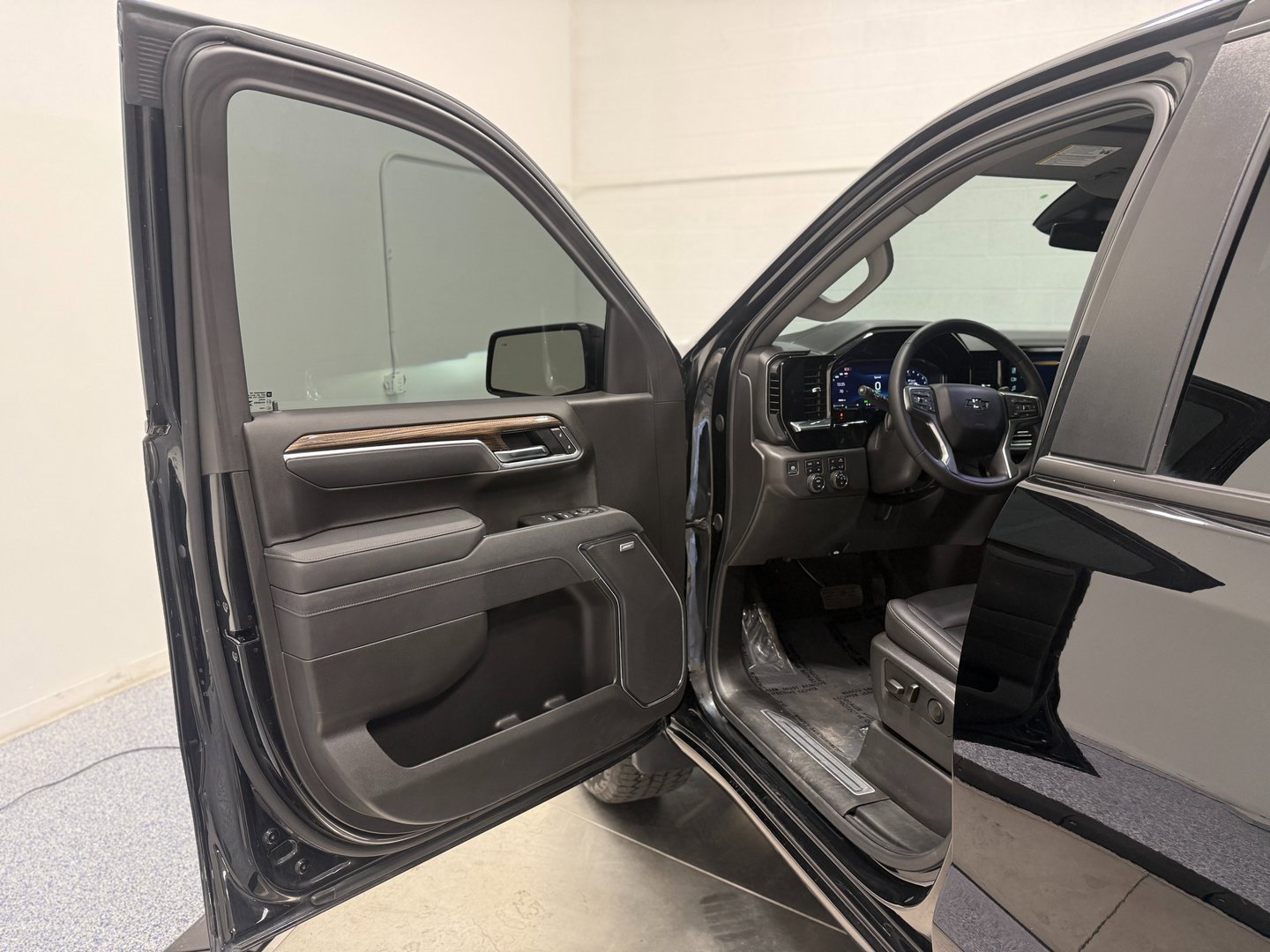 Used 2025 Chevrolet Silverado 1500 LT Trail Boss w/ LT Trail Boss Premium Package image 9