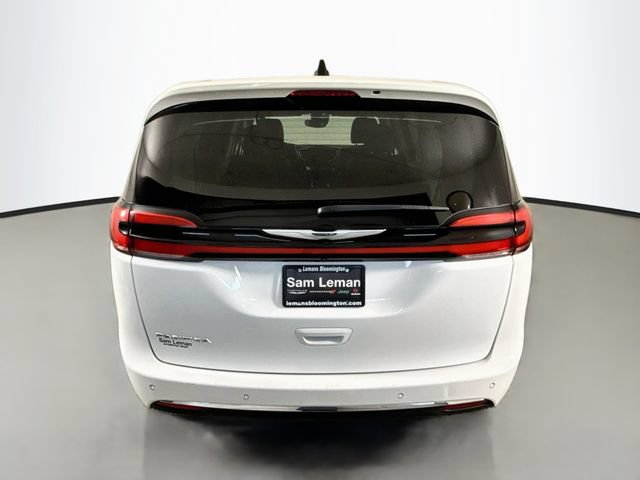 Used 2024 Chrysler Pacifica Touring-L FWD image 6