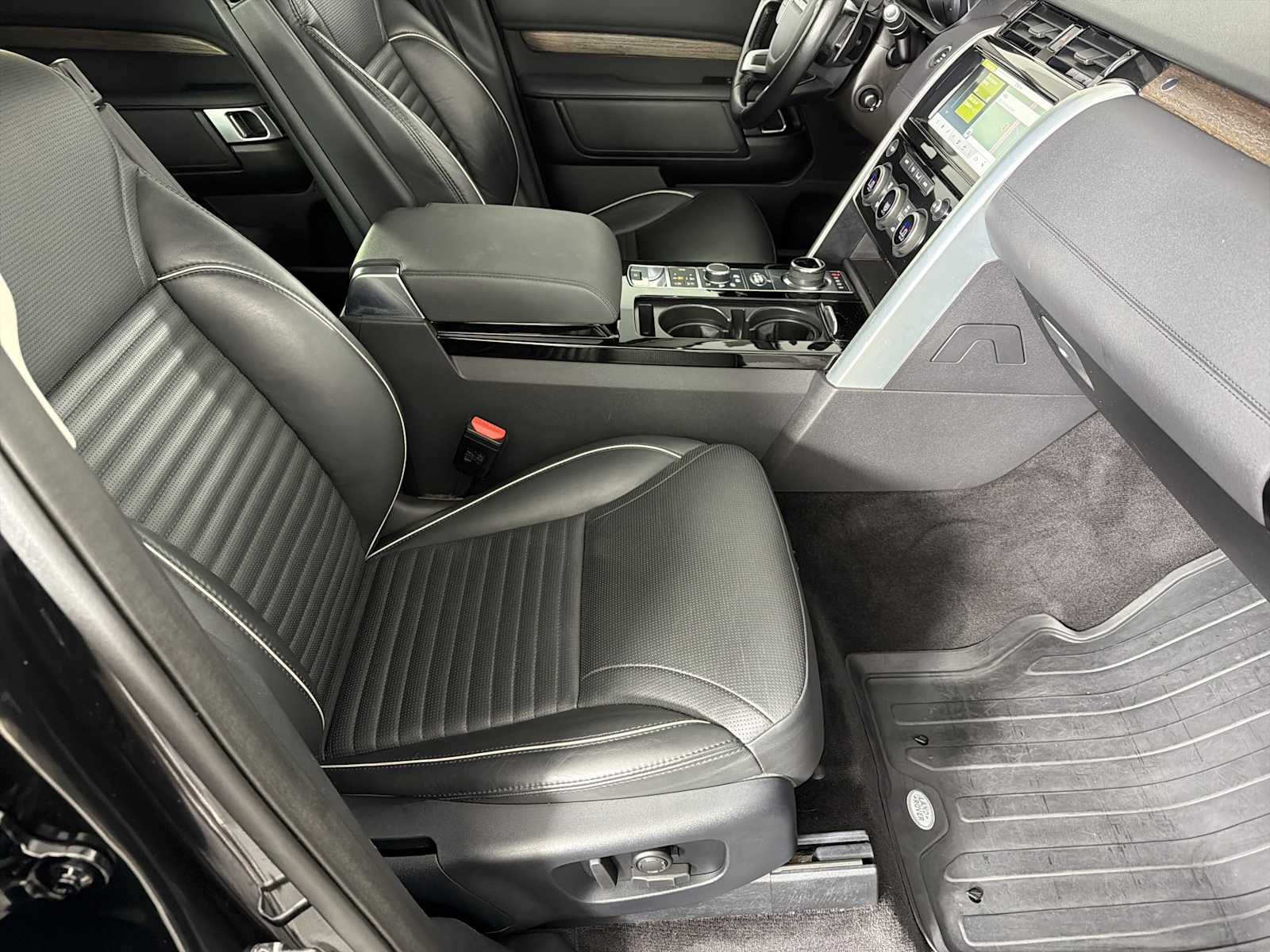 Used 2017 Land Rover Discovery HSE AWD/4WD image 11