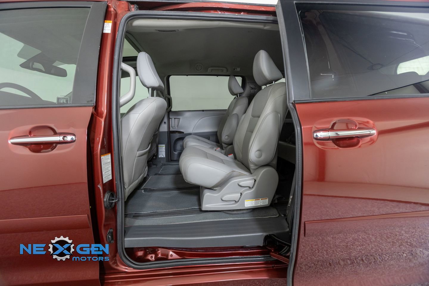 Used 2019 Toyota Sienna XLE w/ XLE Navigation Package image 24