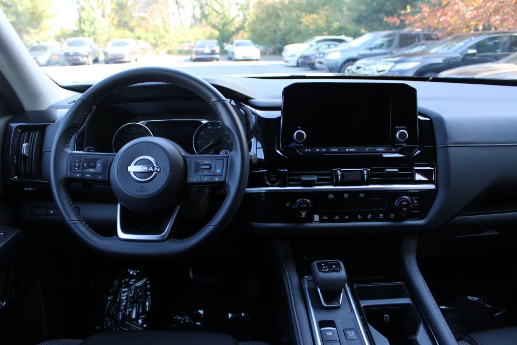 Used 2025 Nissan Pathfinder SV w/ SV Premium Package AWD/4WD image 18