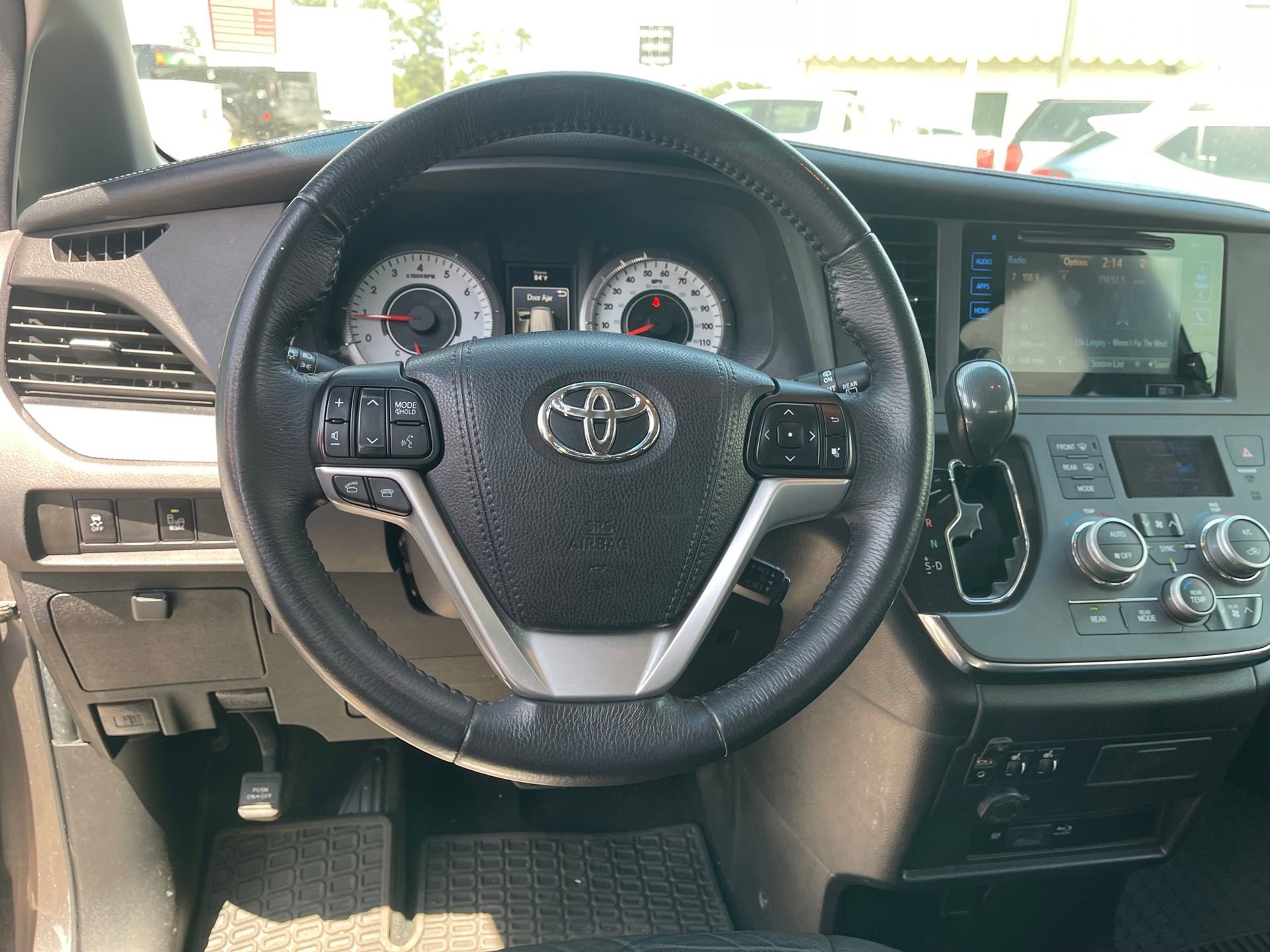 Used 2017 Toyota Sienna SE Premium FWD image 16