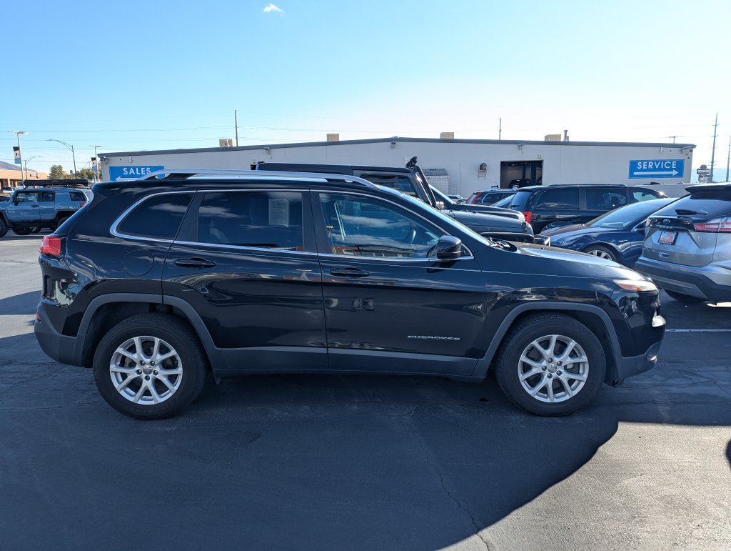 Used 2016 Jeep Cherokee Latitude w/ Comfort/Convenience Group FWD image 2