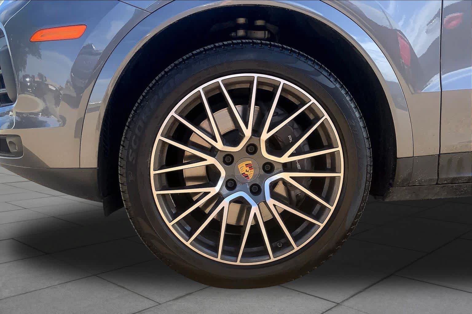 Used 2022 Porsche Cayenne AWD/4WD image 11