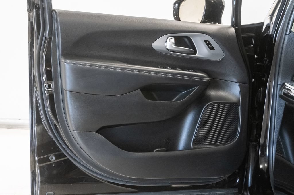 Certified 2025 Chrysler Pacifica Select FWD image 8