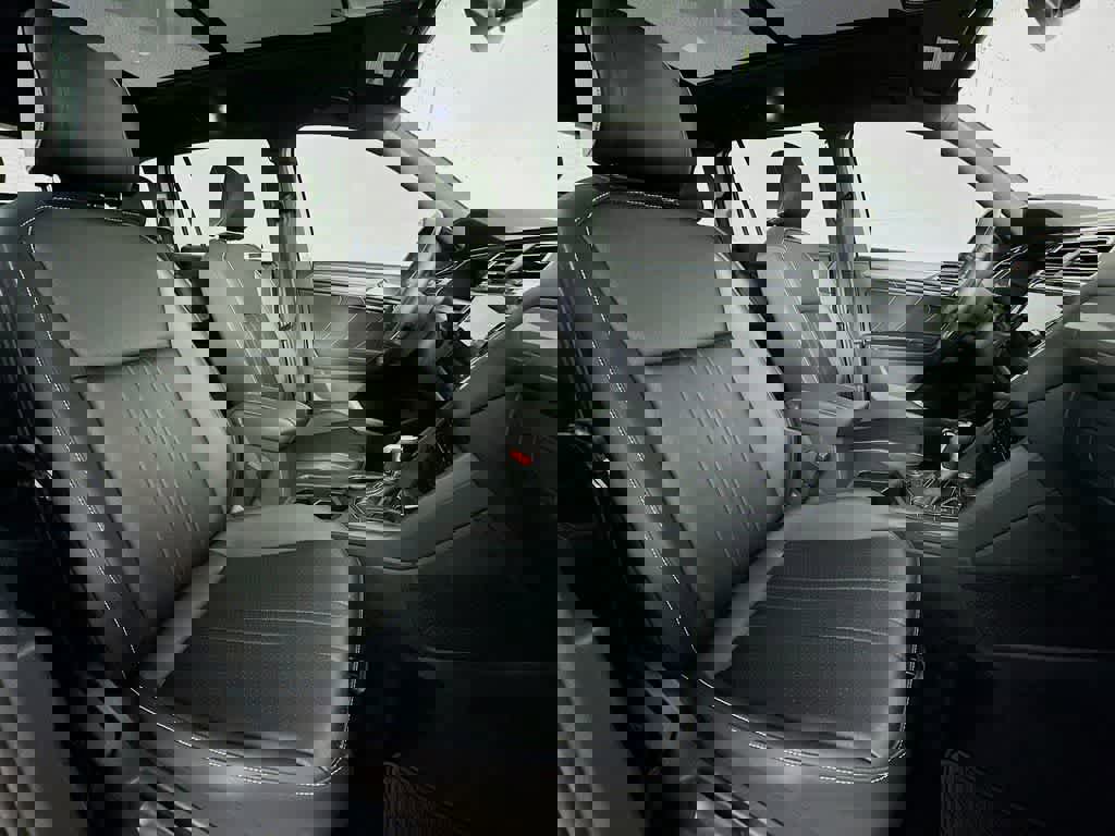 Used 2024 Volkswagen Tiguan SE R-Line image 15