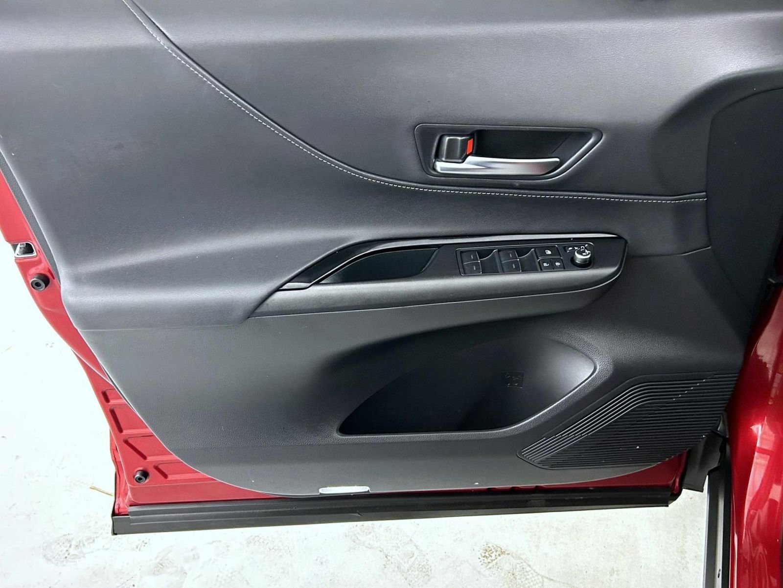 Used 2022 Toyota Venza LE image 9