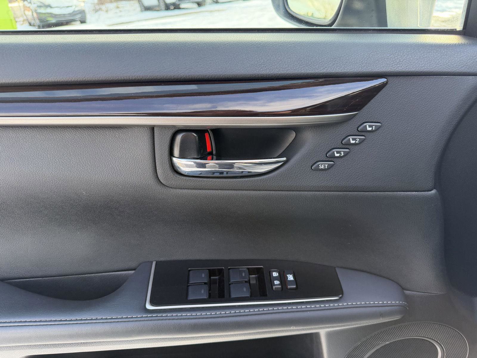 Used 2018 Lexus ES 350 w/ Luxury Package w/Wood Trim image 10