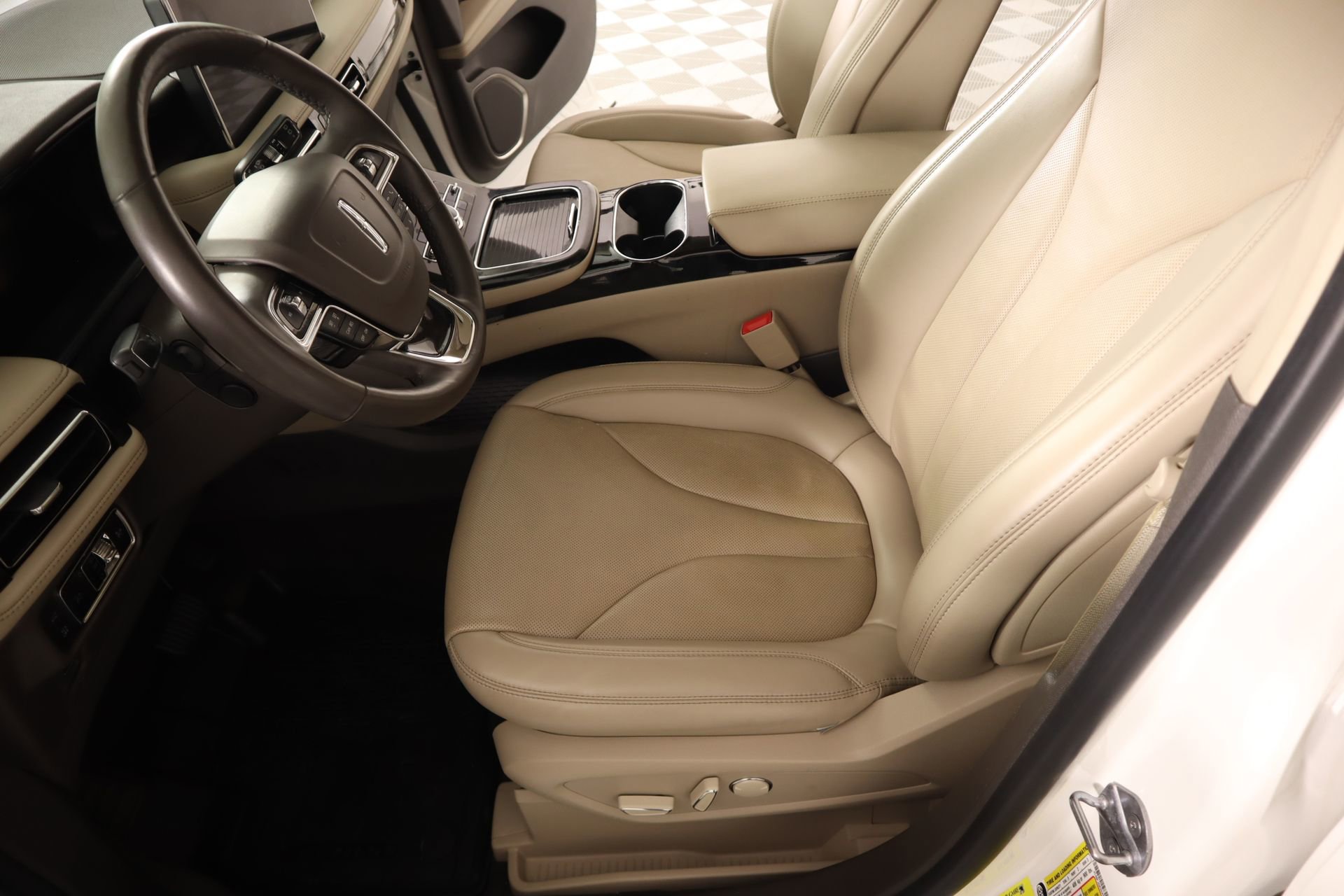 Used 2023 Lincoln Nautilus Reserve image 11