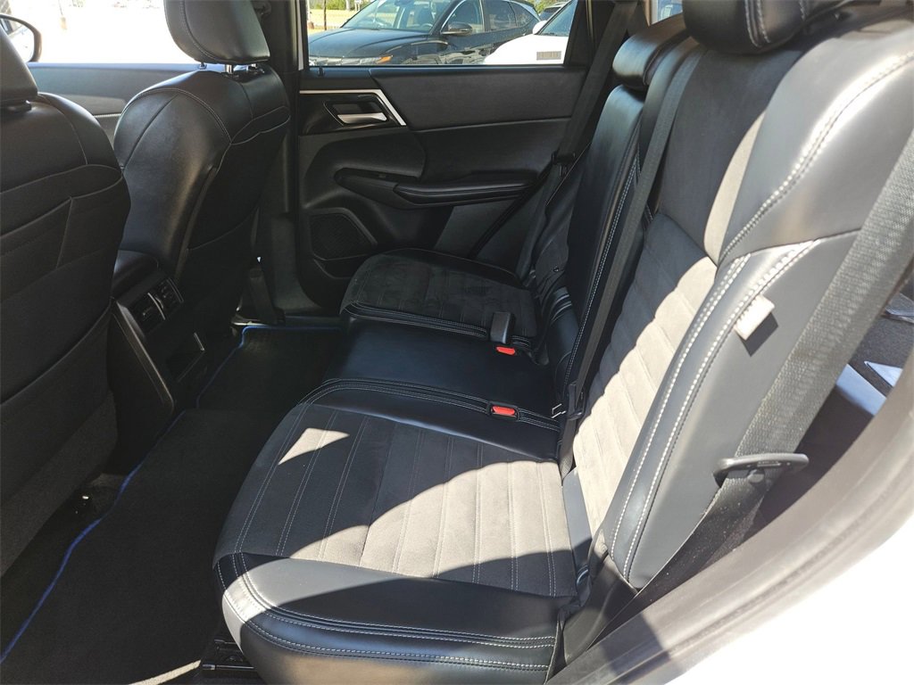 Used 2023 Mitsubishi Outlander SE image 24