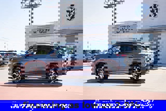 New 2025 Volkswagen Tiguan SE image 3