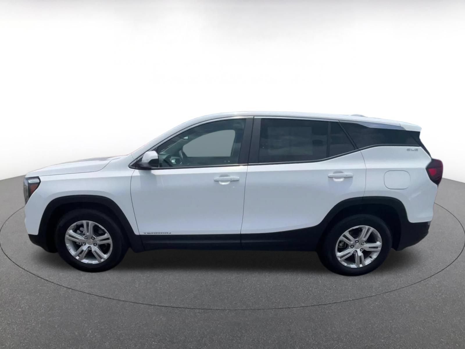 Used 2024 GMC Terrain SLE FWD image 9