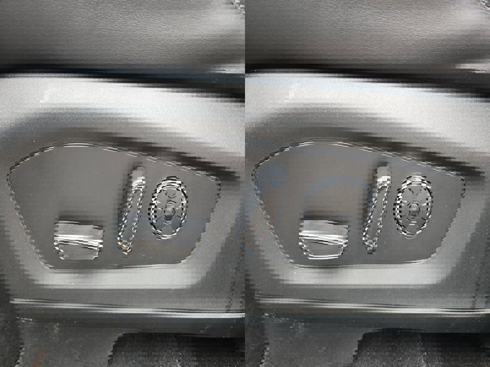 Used 2020 Ford Explorer Platinum w/ Premium Technology Package image 17