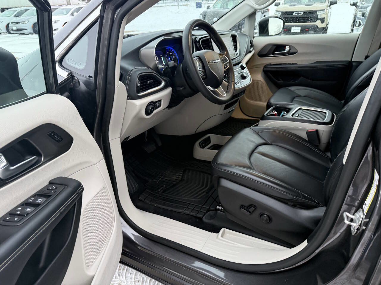 Used 2023 Chrysler Pacifica Touring-L image 5