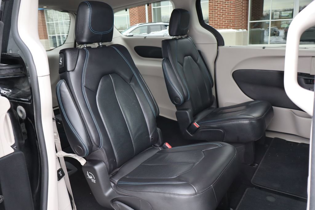 Used 2021 Chrysler Pacifica Touring-L w/ Uconnect Theater Family Group image 54