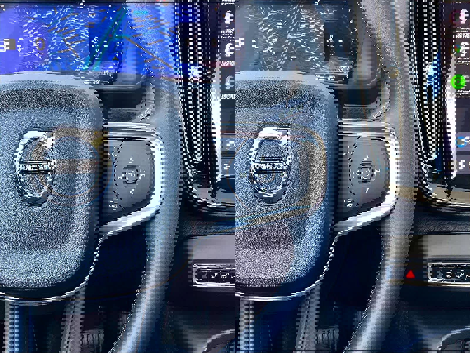 Used 2025 Volvo XC40 B5 Plus image 22