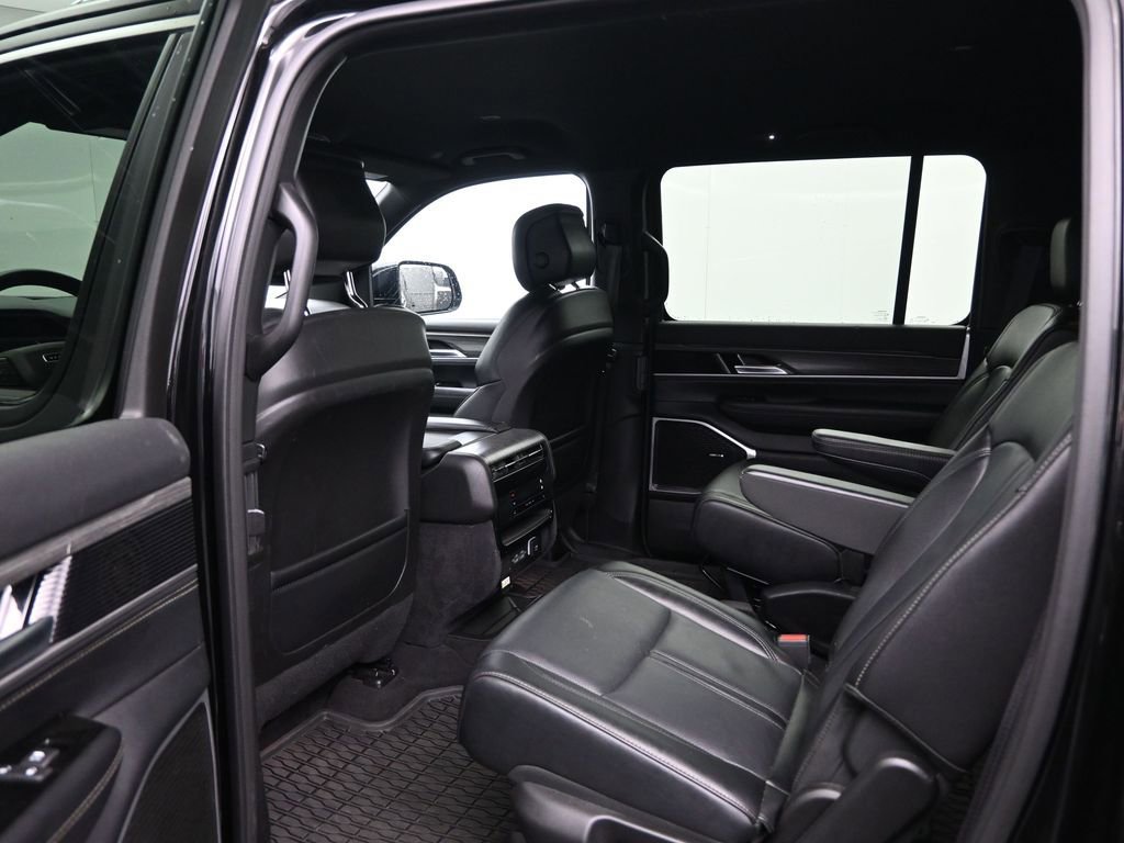 Used 2024 Jeep Wagoneer Series III AWD/4WD image 26