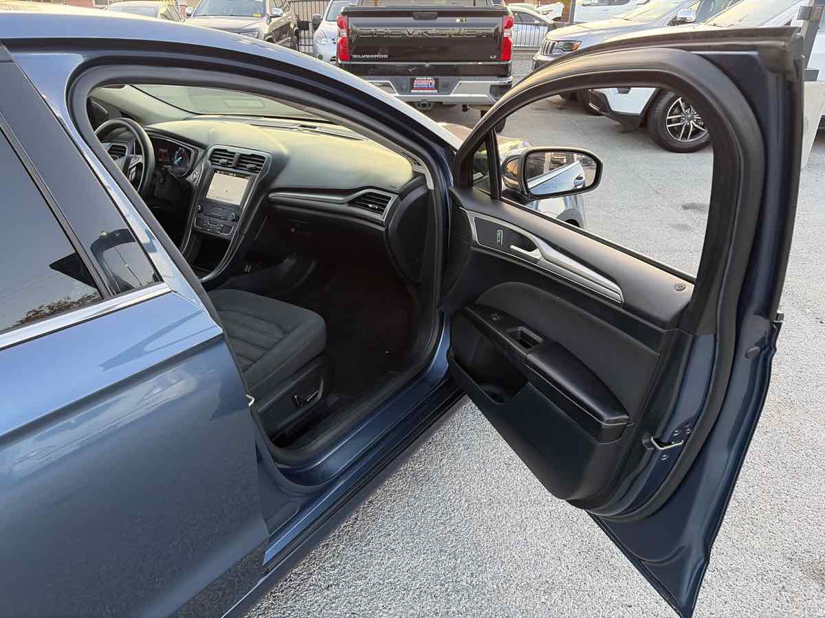 Used 2019 Ford Fusion SE FWD image 24