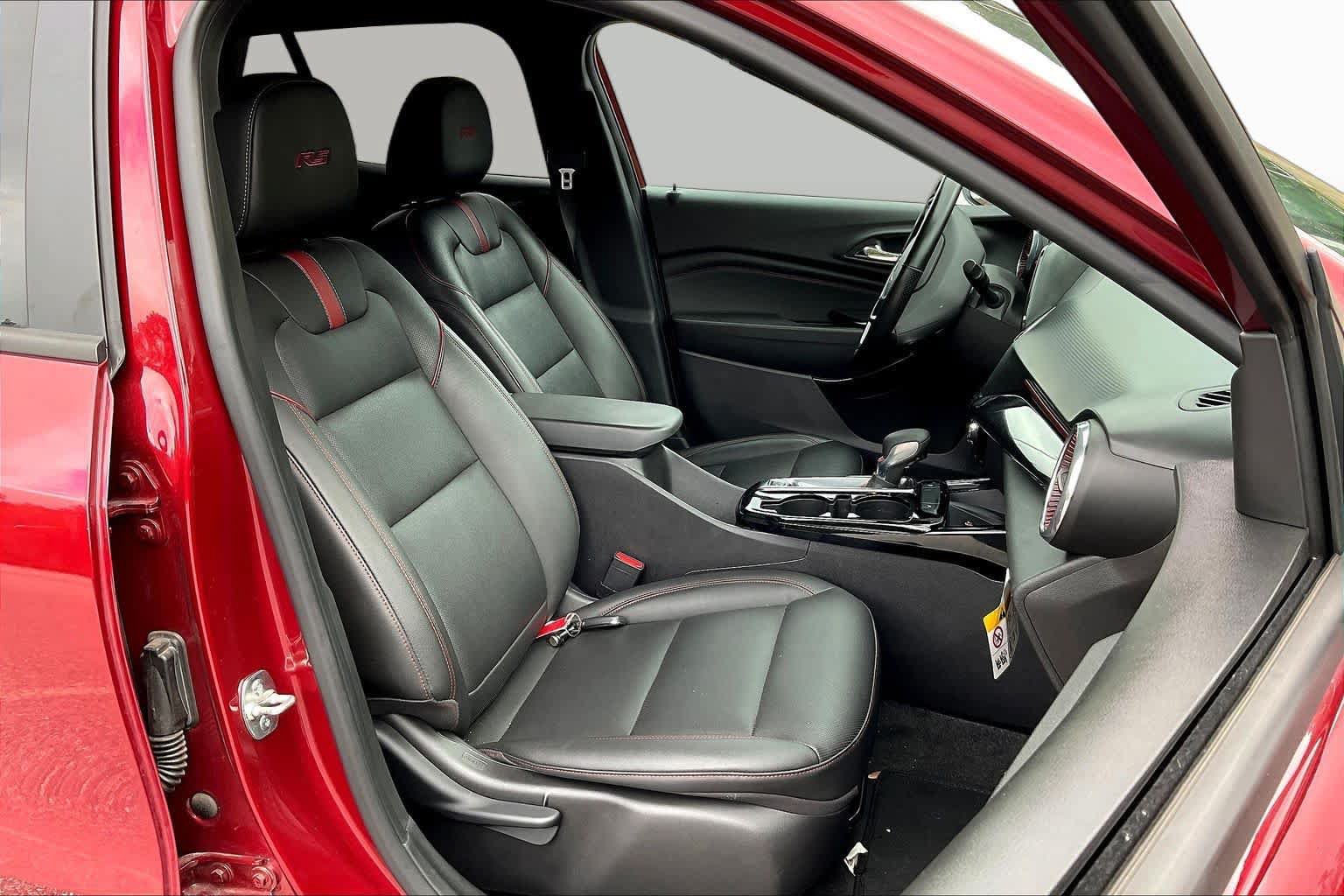 Used 2025 Chevrolet Trax RS w/ Sunroof Package FWD image 9