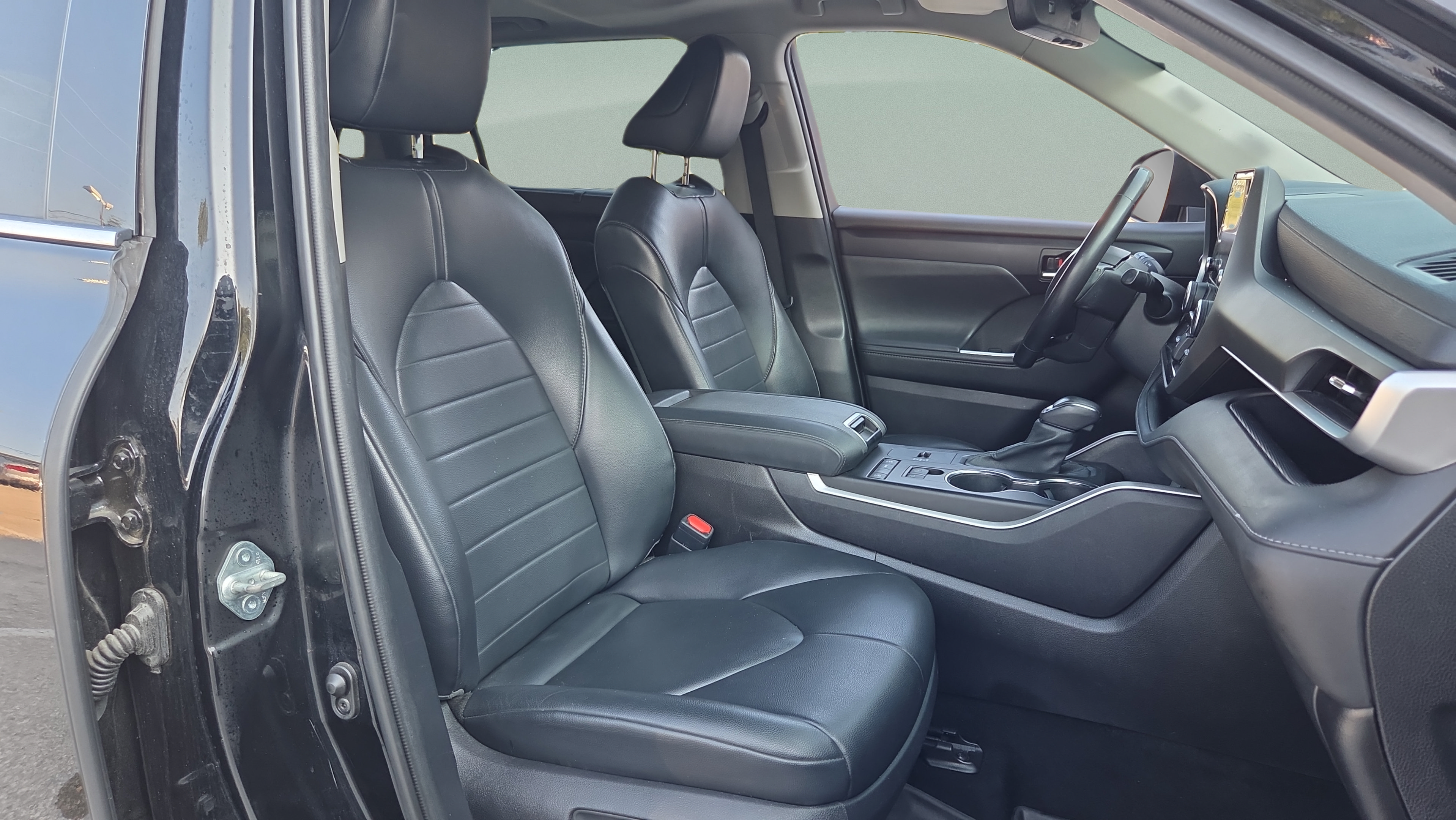 Used 2021 Toyota Highlander XLE FWD image 15
