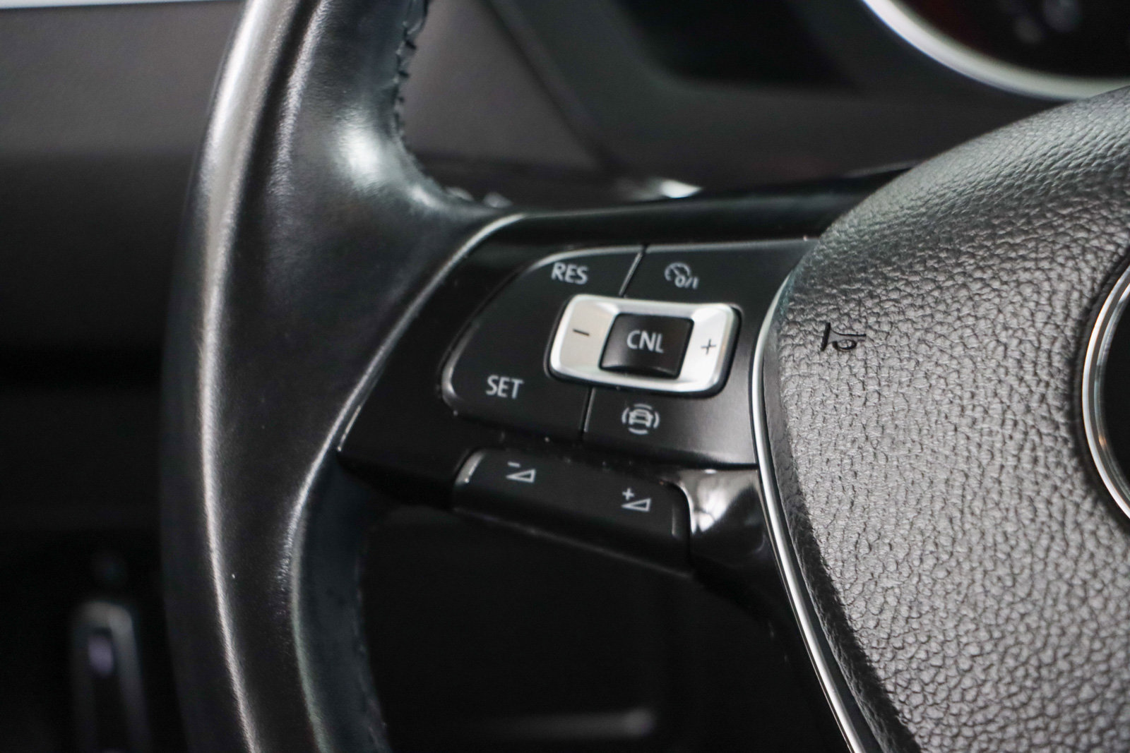 Used 2019 Volkswagen Tiguan SEL Premium R-Line image 13