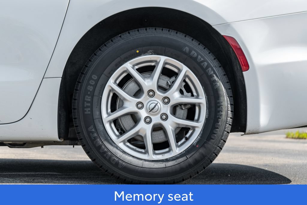 Used 2024 Chrysler Pacifica Touring-L FWD image 9