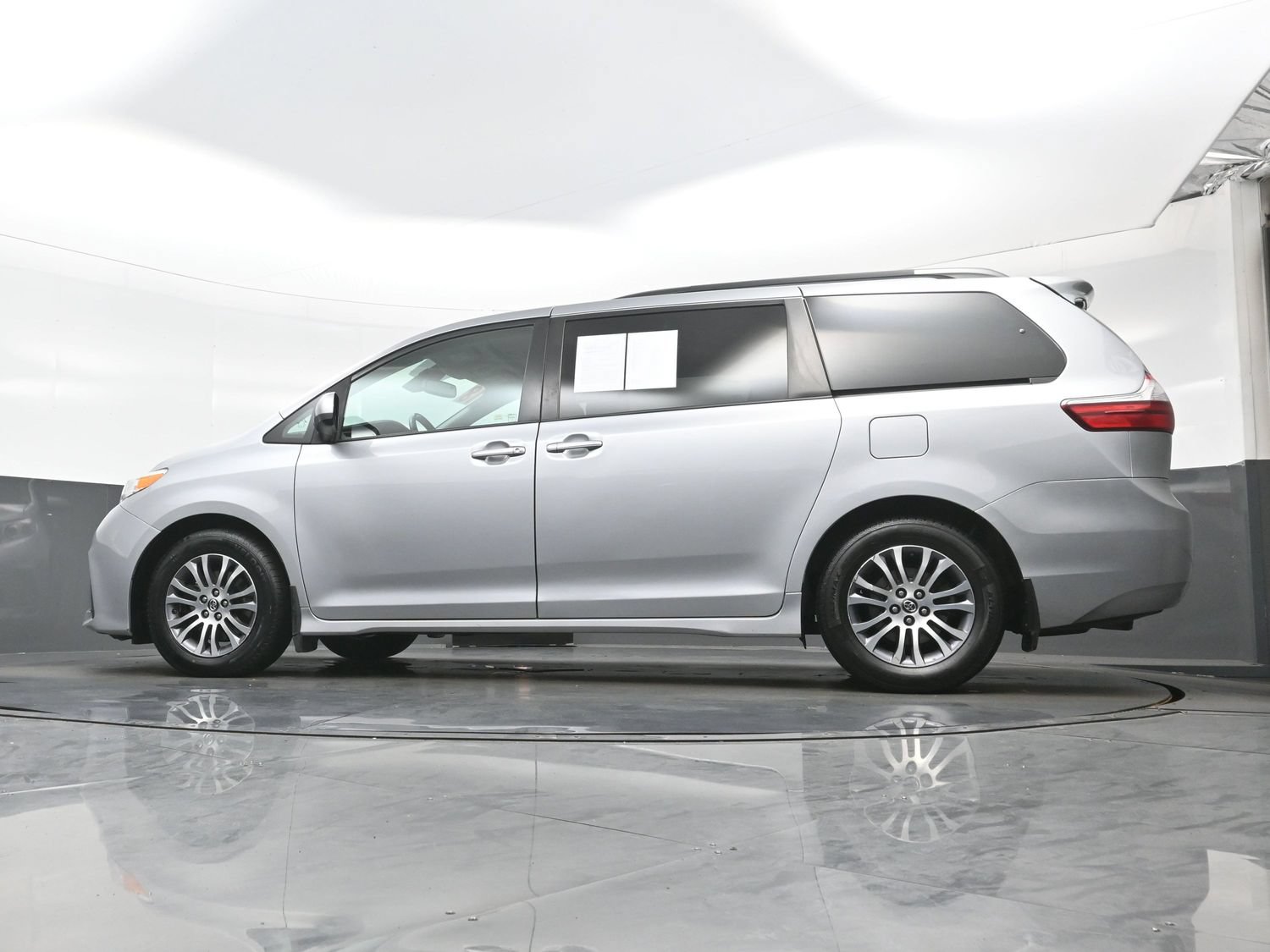Used 2018 Toyota Sienna XLE FWD image 31