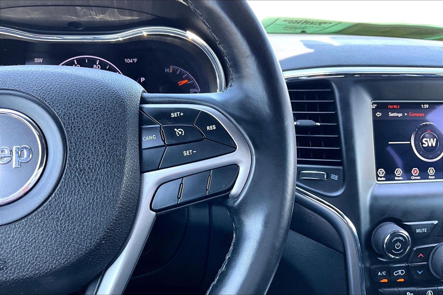 Used 2018 Jeep Grand Cherokee Laredo AWD/4WD image 19