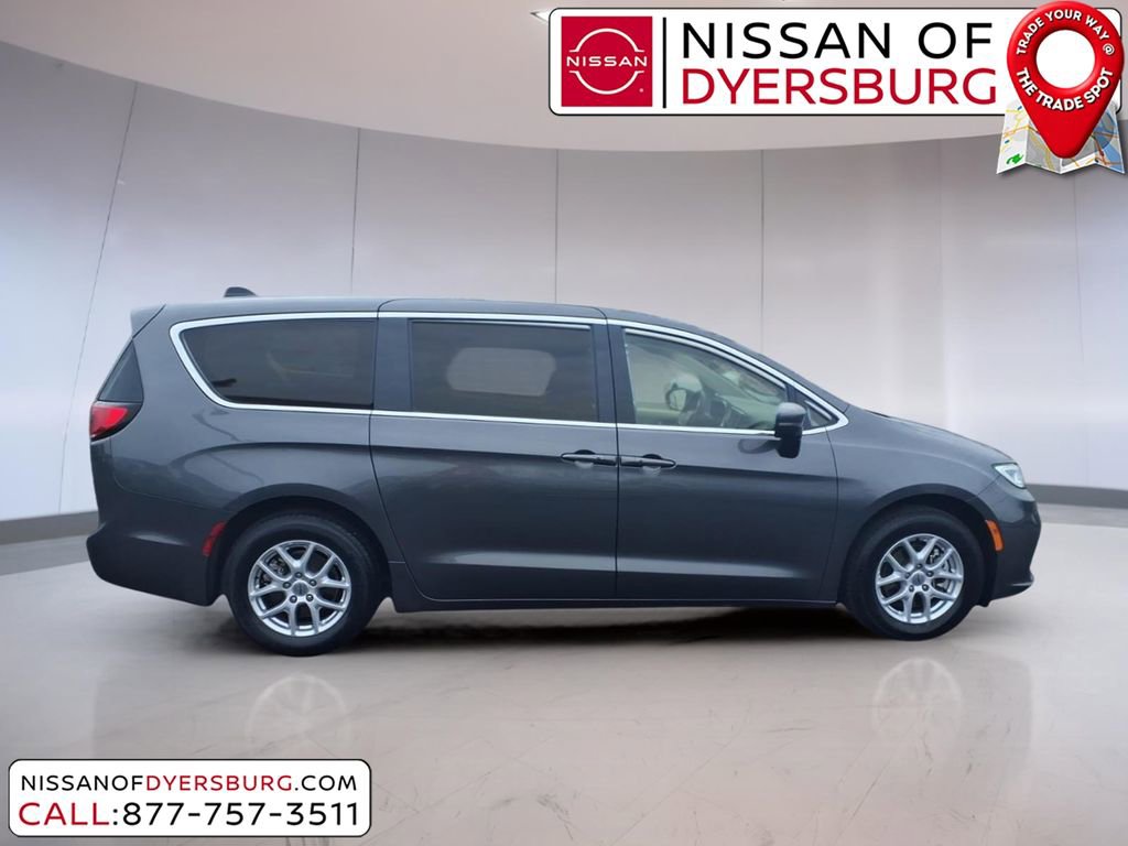 Used 2023 Chrysler Pacifica Touring-L image 2