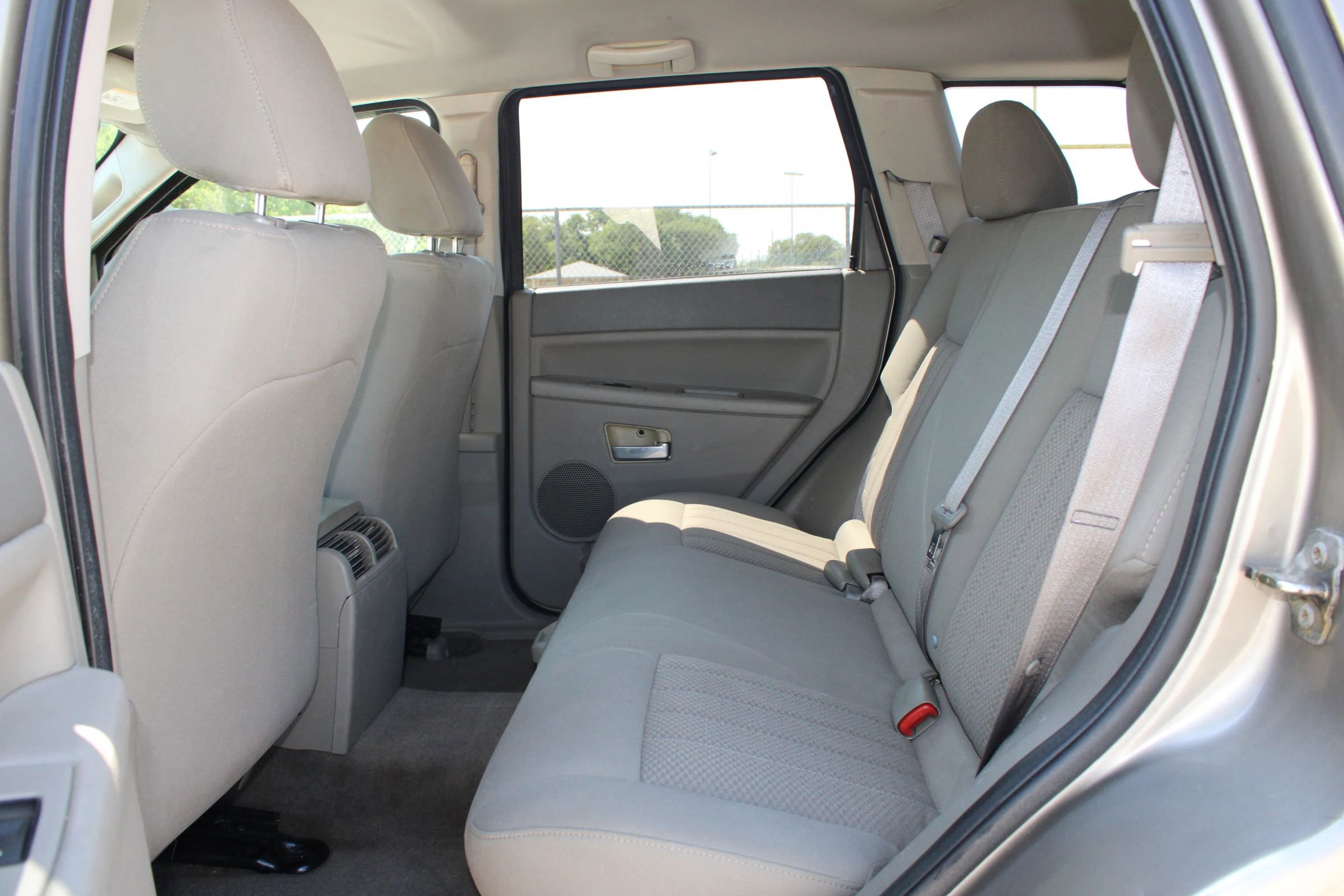 Used 2006 Jeep Grand Cherokee Laredo RWD image 9