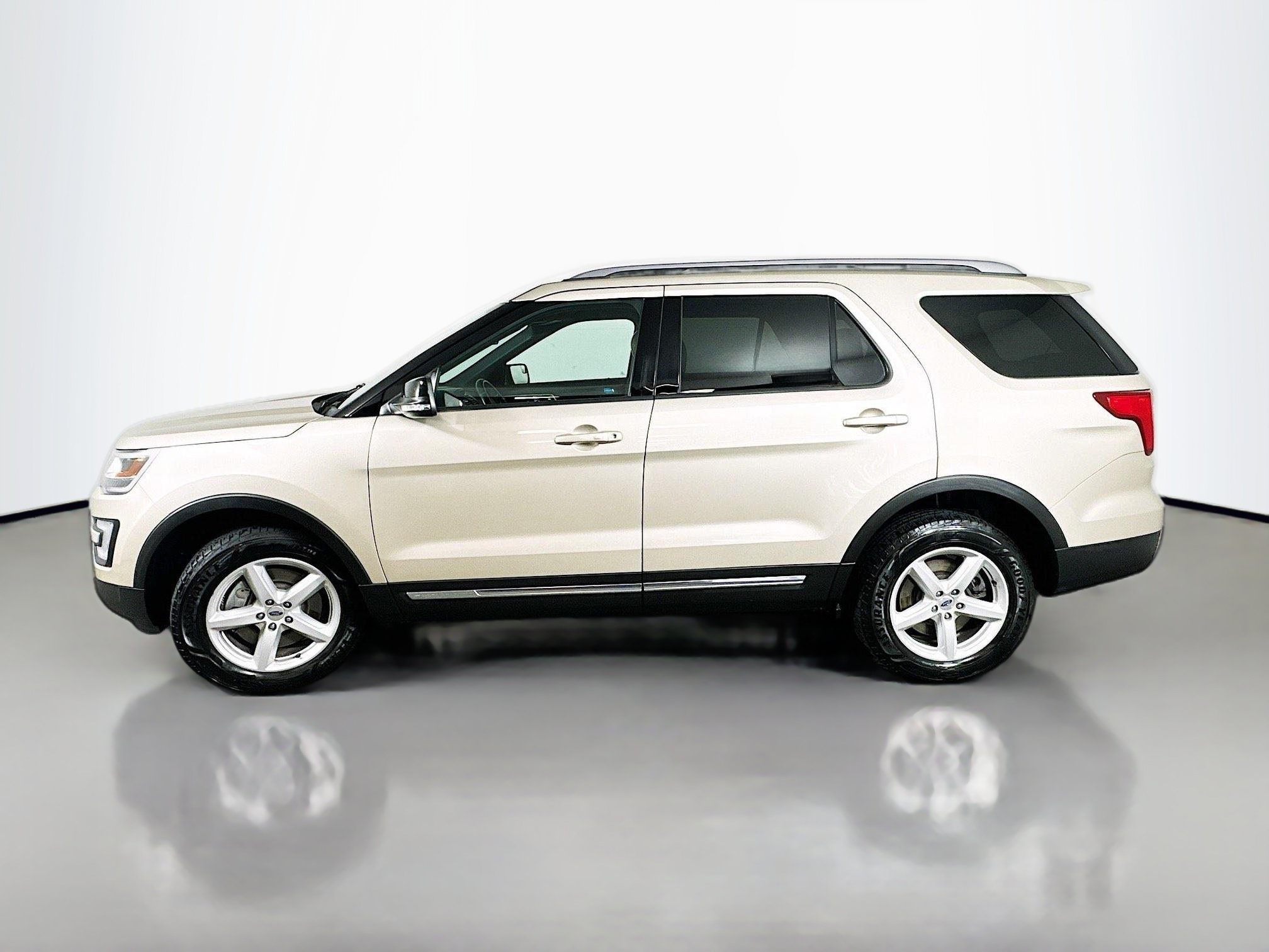 Used 2017 Ford Explorer XLT w/ Equipment Group 202A AWD/4WD image 4