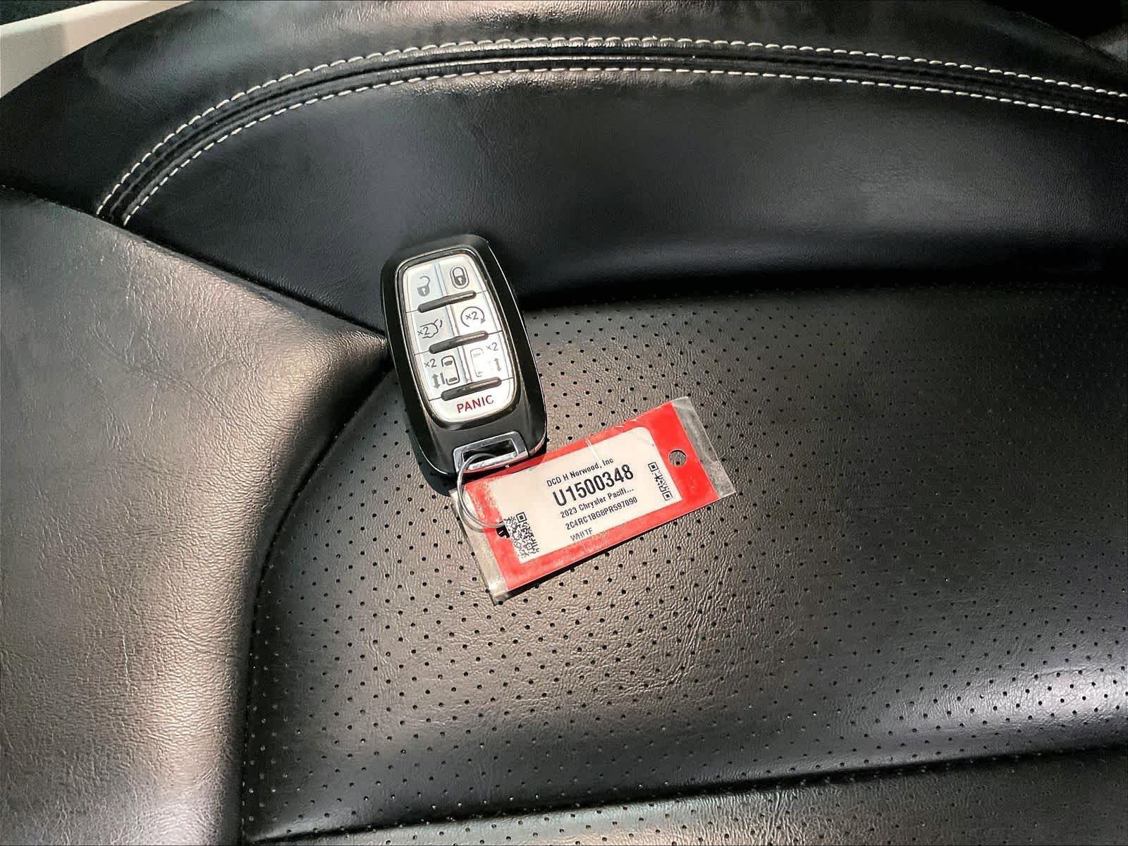 Used 2023 Chrysler Pacifica Touring-L FWD image 30