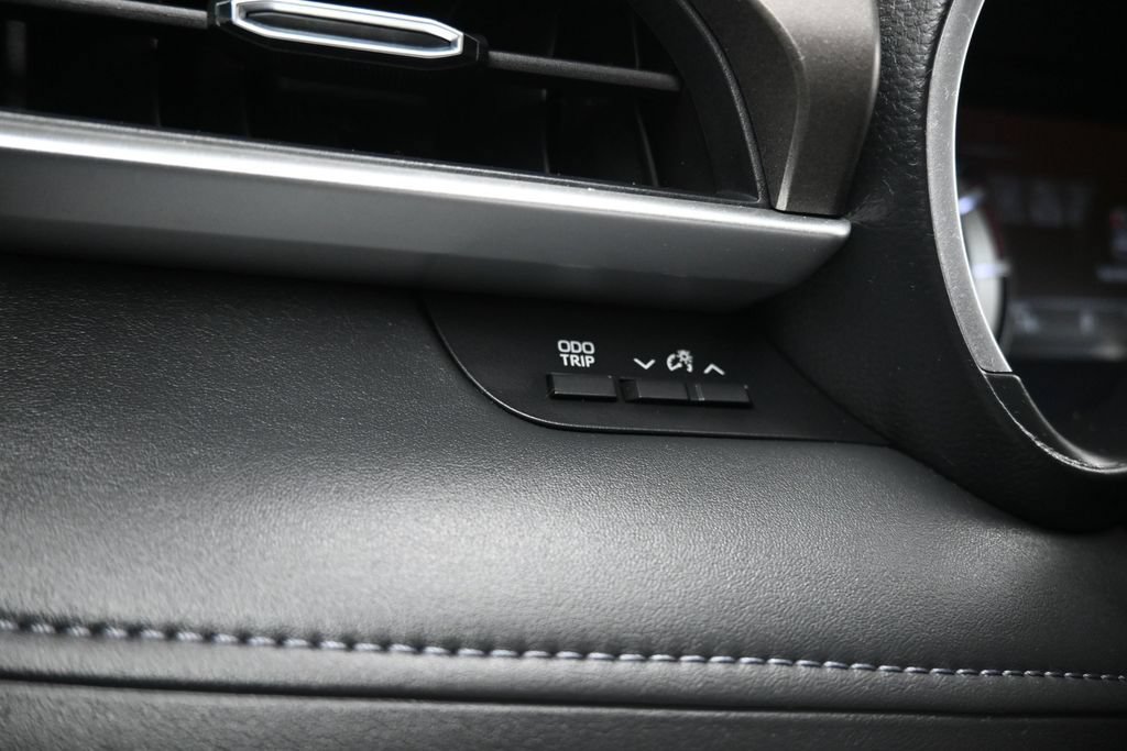 Used 2020 Toyota Highlander XLE AWD/4WD image 25