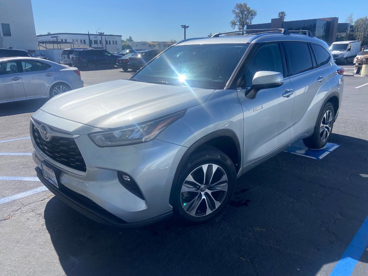 Used 2020 Toyota Highlander XLE image 2