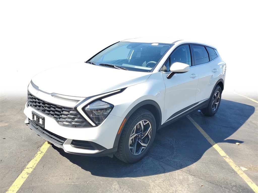 Used 2023 Kia Sportage LX image 3