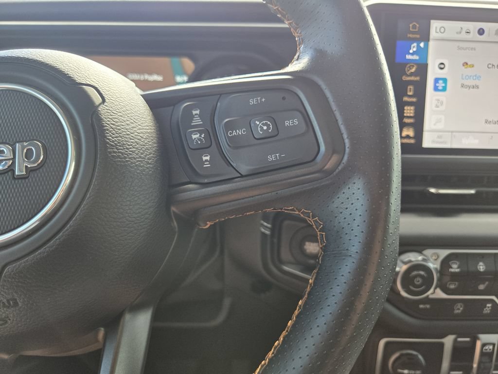 Used 2025 Jeep Gladiator Mojave w/ Convenience Group AWD/4WD image 21