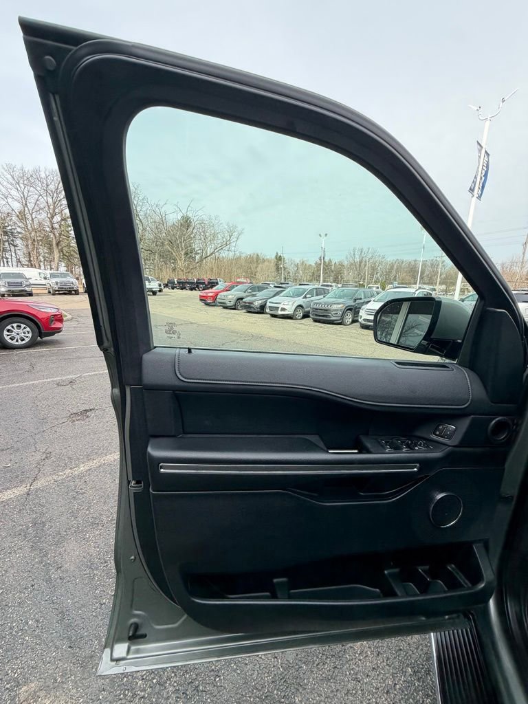 Used 2019 Ford Expedition XLT w/ Equipment Group 202A image 10