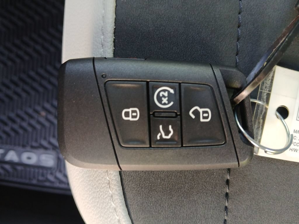 New 2026 Volkswagen Taos SE FWD image 27
