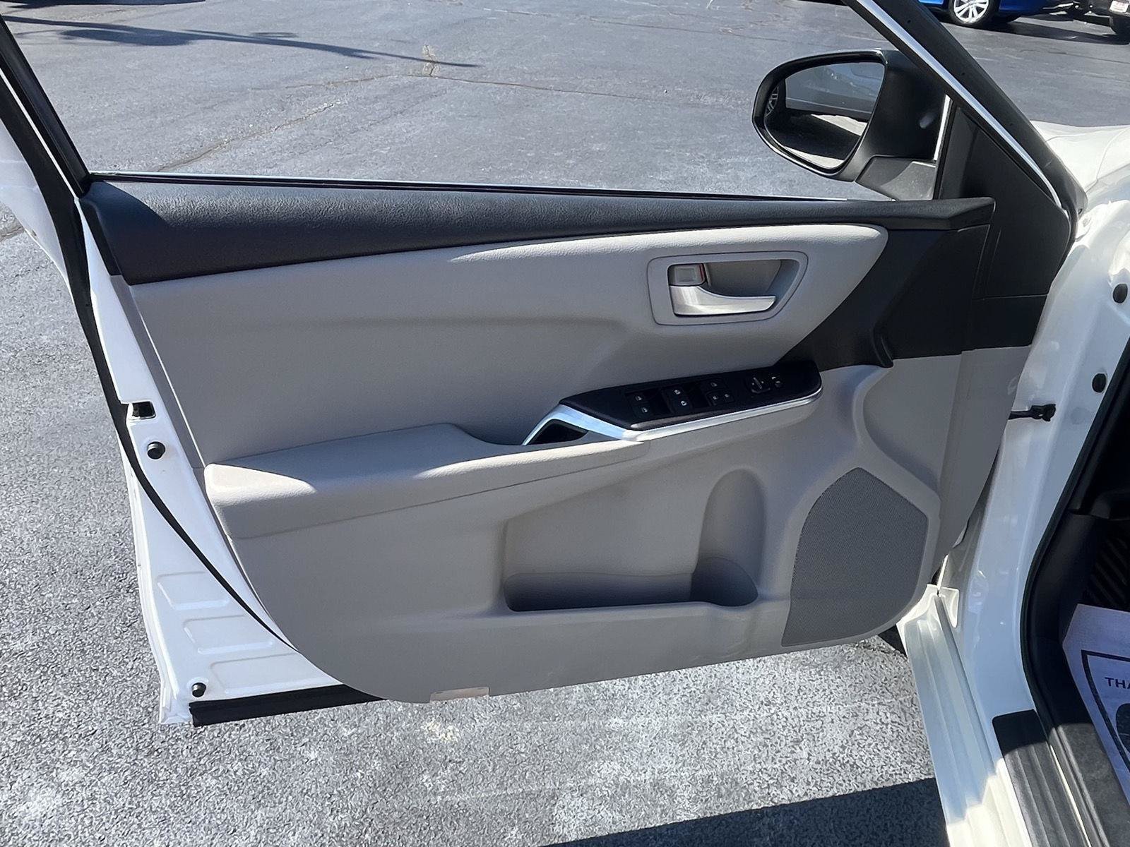 Used 2016 Toyota Camry SE w/ Moonroof Package FWD image 42