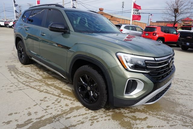 Used 2025 Volkswagen Atlas Peak Edition SE image 2